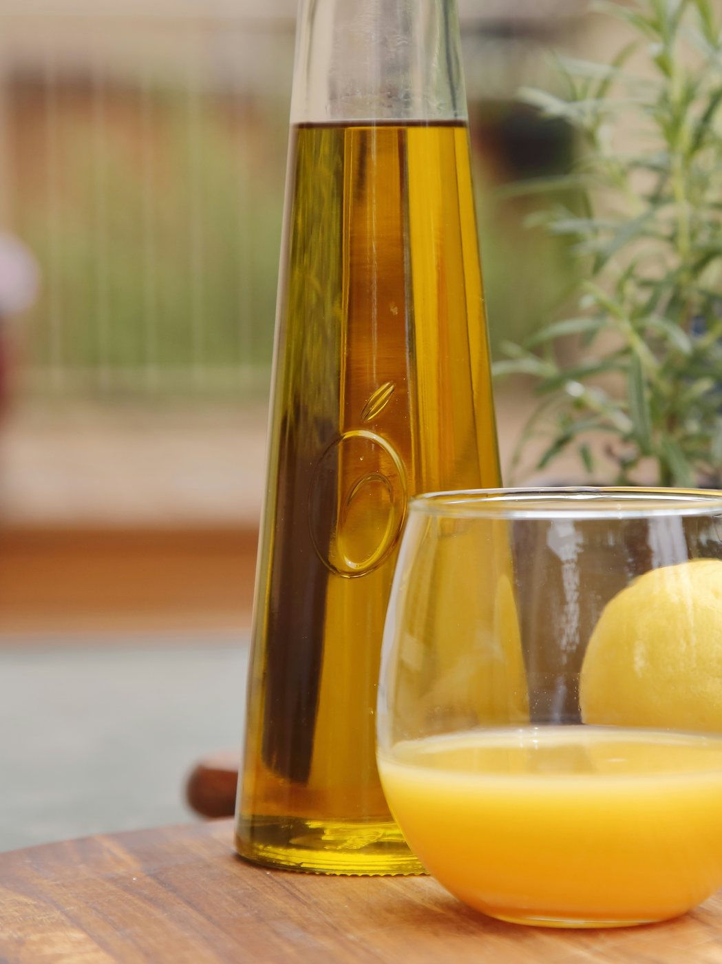Zeytinyağı, limon ve biberiye ile doğal ürün detayı